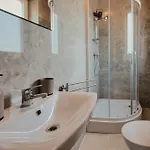 Luxury Apartment *