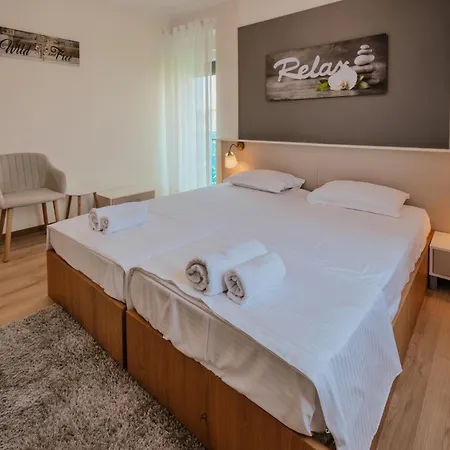 Luxury Apartment *